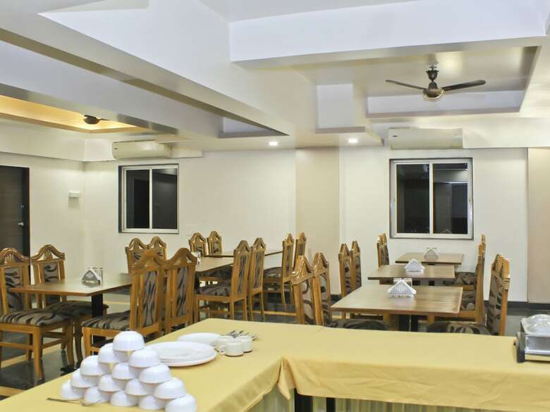 Oyo 22792 Hotel Jayratna