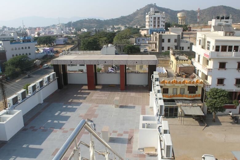 Hotel Bajaj Lake Palace