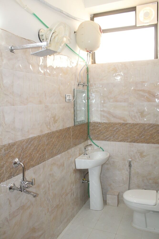 Hotel Bajaj Lake Palace