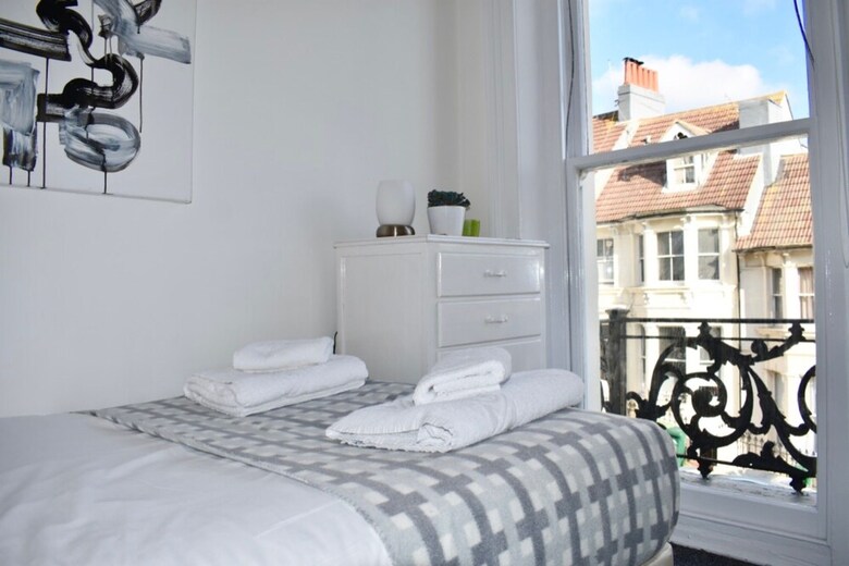 2 Bedroom Apartment With Balcony In Brighton