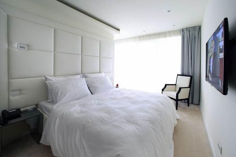 Hotel 9