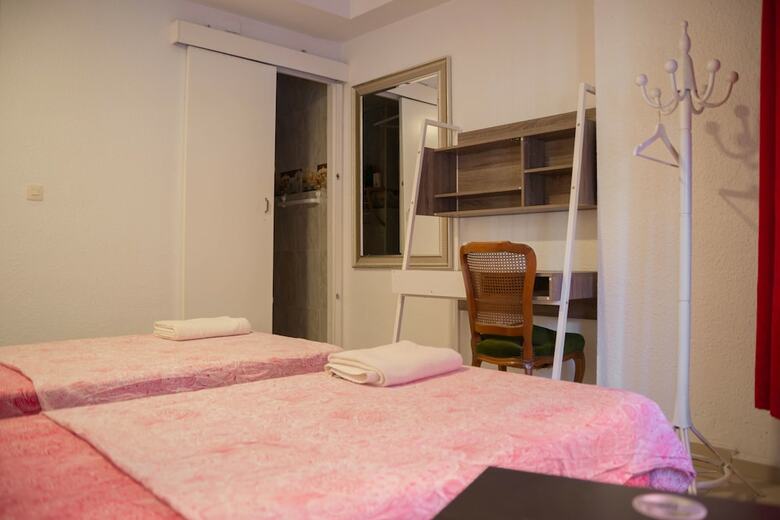Go Bcn Hostal Ideal Badal