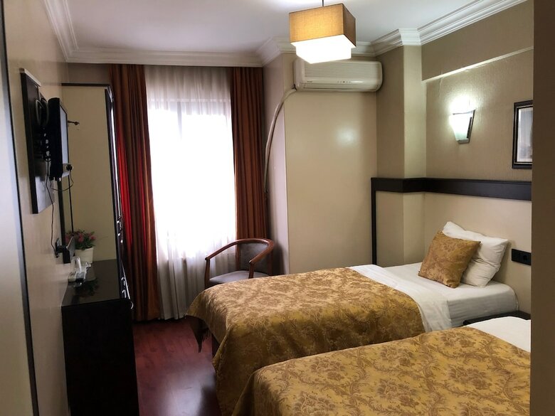Falcon Hotel