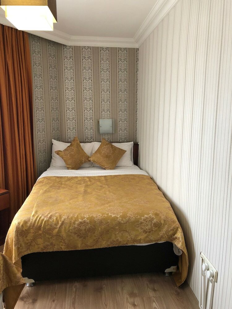 Falcon Hotel