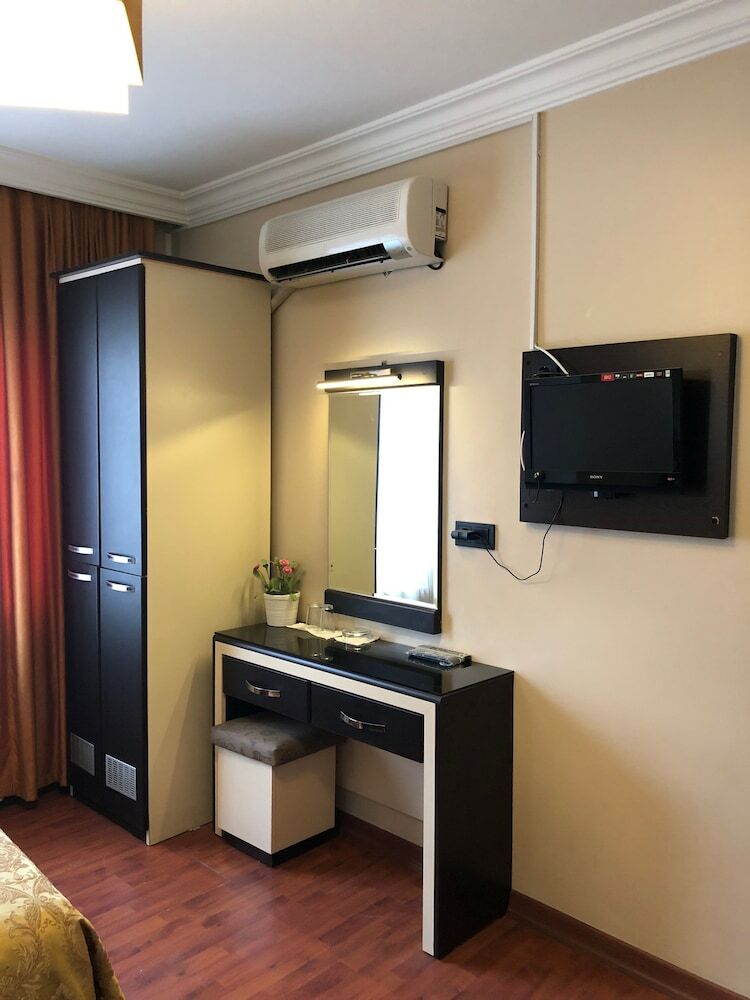Falcon Hotel