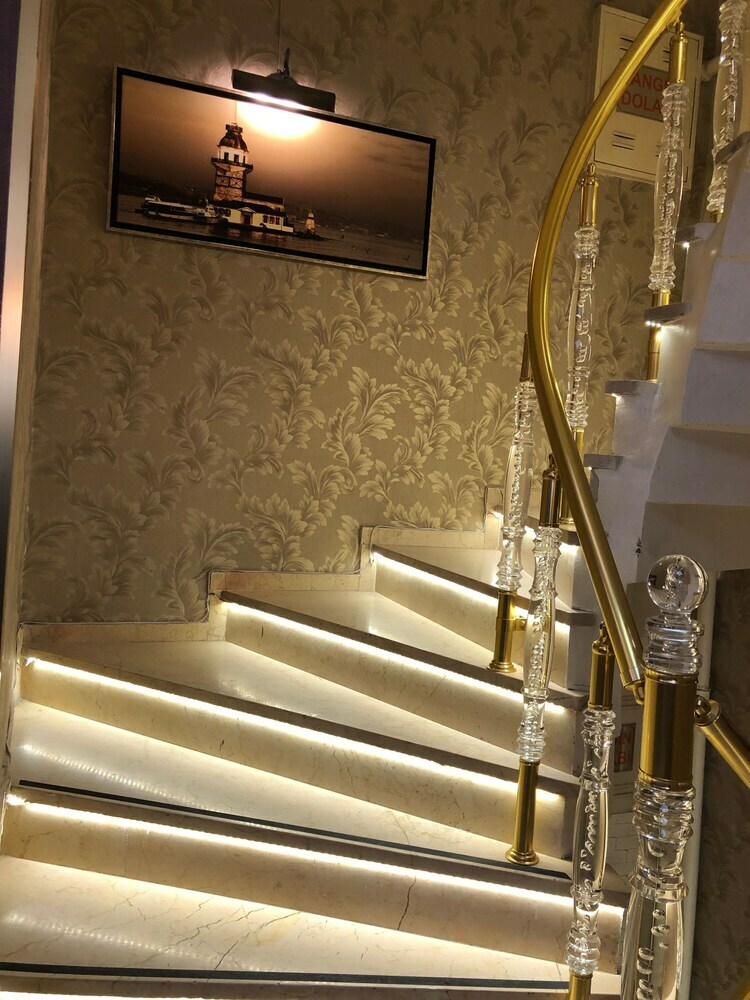 Falcon Hotel