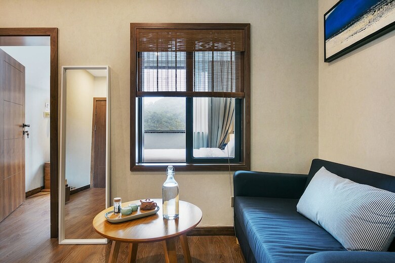 Hangzhou Puyu Travelling With Hotel
