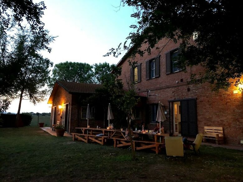 Hostal Tuscany Working Hostel