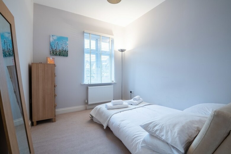 Modern Richmond Home Near The River Thames