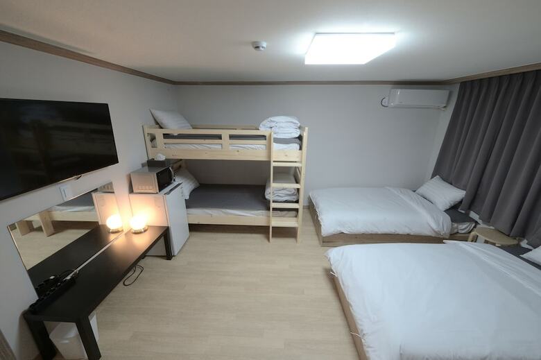 Hostal Y's House - Hostel
