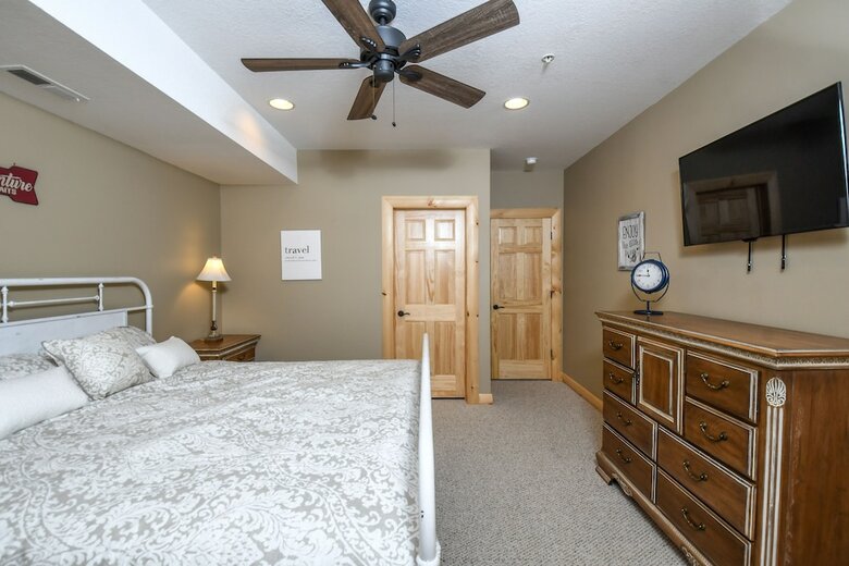 Footsteps From Fun 1 Bedroom House