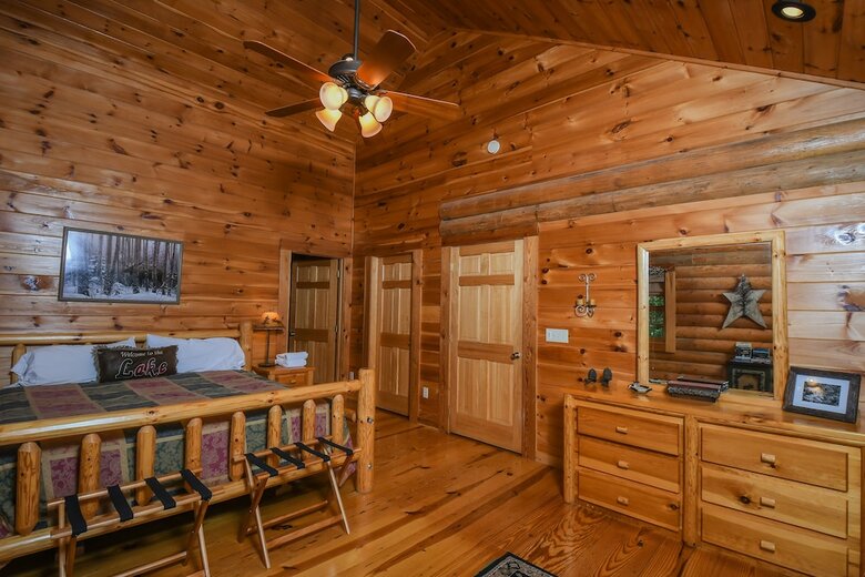 Old Bruin's Den 4 Bedroom House