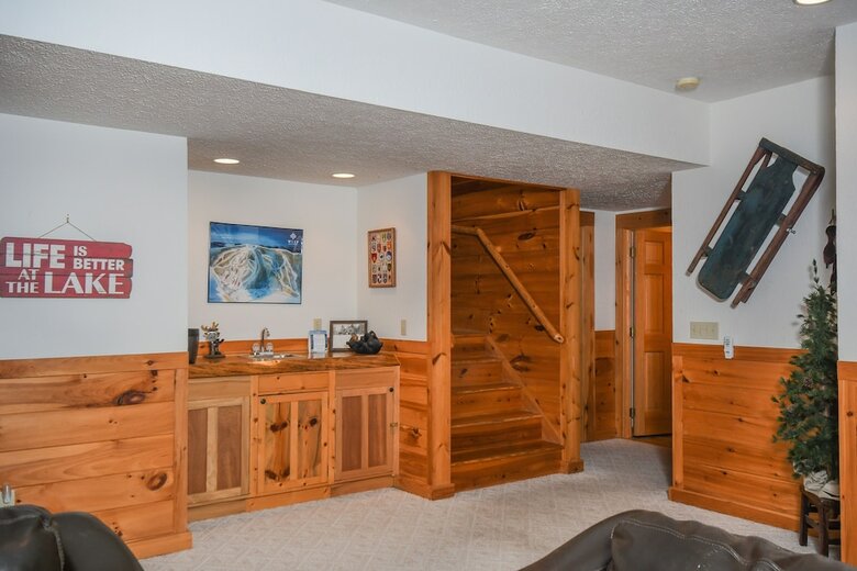 Old Bruin's Den 4 Bedroom House