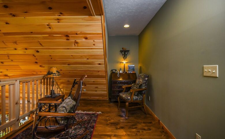 Log Me Inn 5 Bedroom House