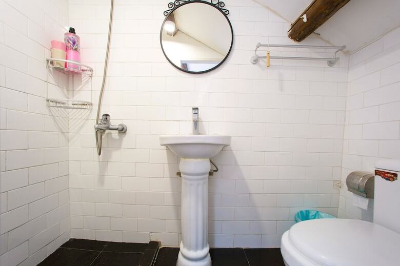 Hard Candy Apartment No.9