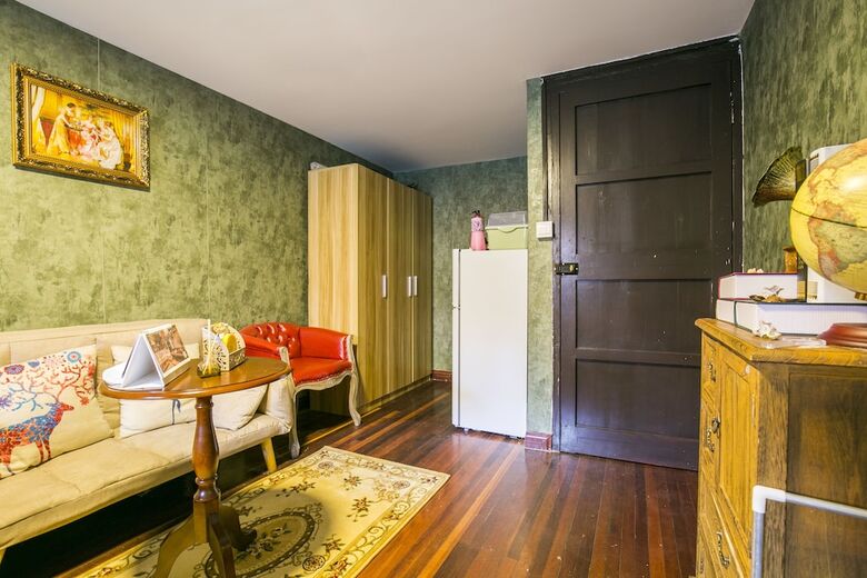 Hard Candy Apartment No.11