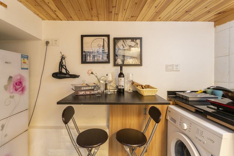 Hard Candy Apartment No.13