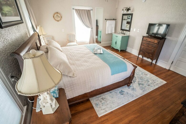 Bed & Breakfast Live Oaks Inn