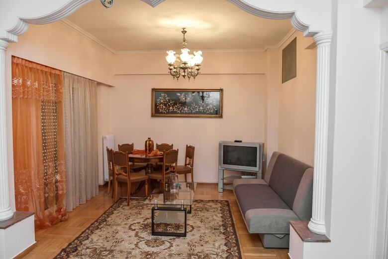 Cozy & Spacious Apartment In Central