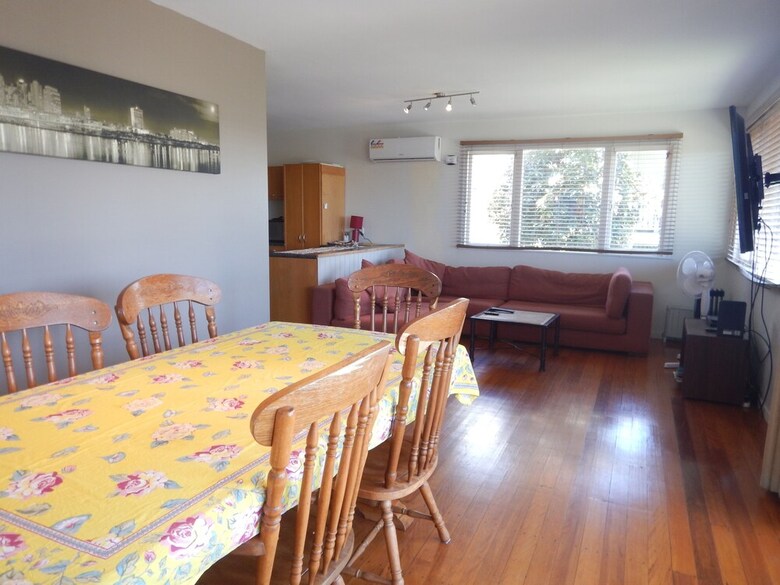 Spacious 2-storey Home By The Bay: Sleeps 12