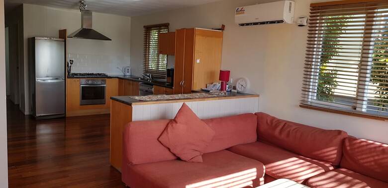 Spacious 2-storey Home By The Bay: Sleeps 12