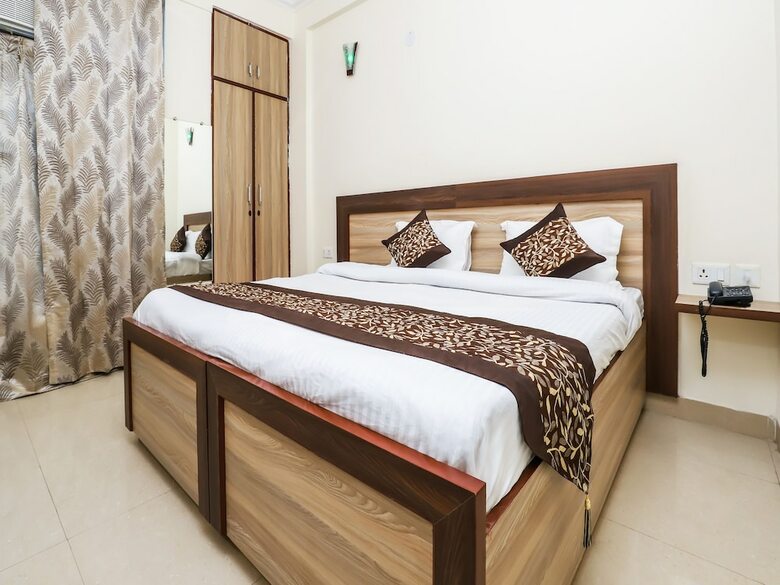 Oyo 23018 Hotel Expo Suites