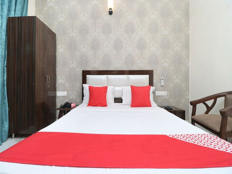 Hotel Oyo 18476 Woods Inn