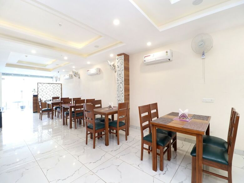 Hotel Oyo 18476 Woods Inn