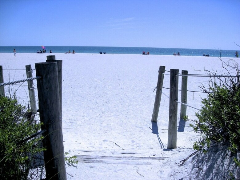 Beach Bay Breeze By Anna Maria