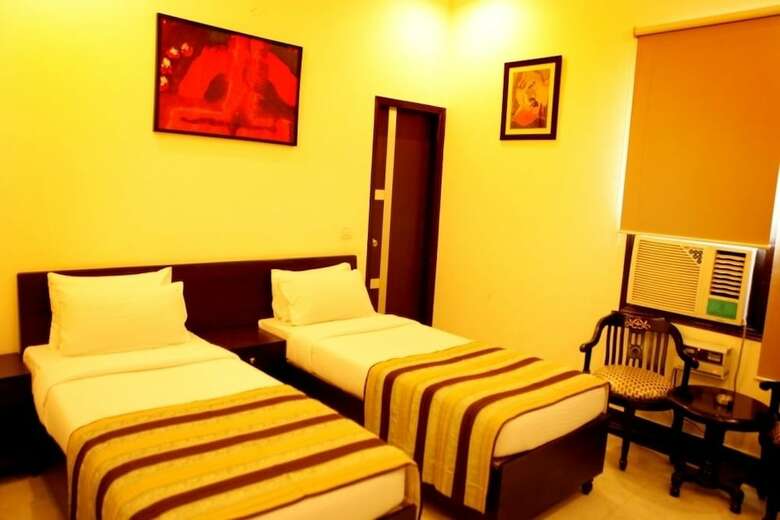 Hotel Hollyhocks Residency