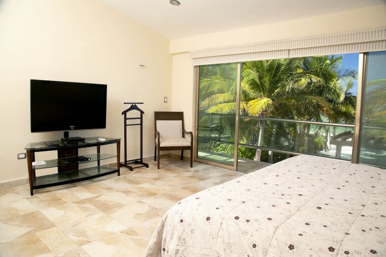 5 Br House With Pool And Private Beach