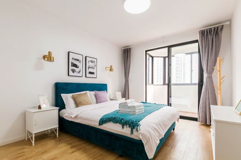 Henry's Apartment- Xujiahui Road