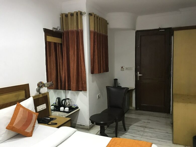 Hotel Tjs Royale