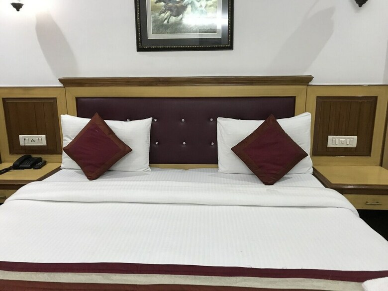Hotel Tjs Royale