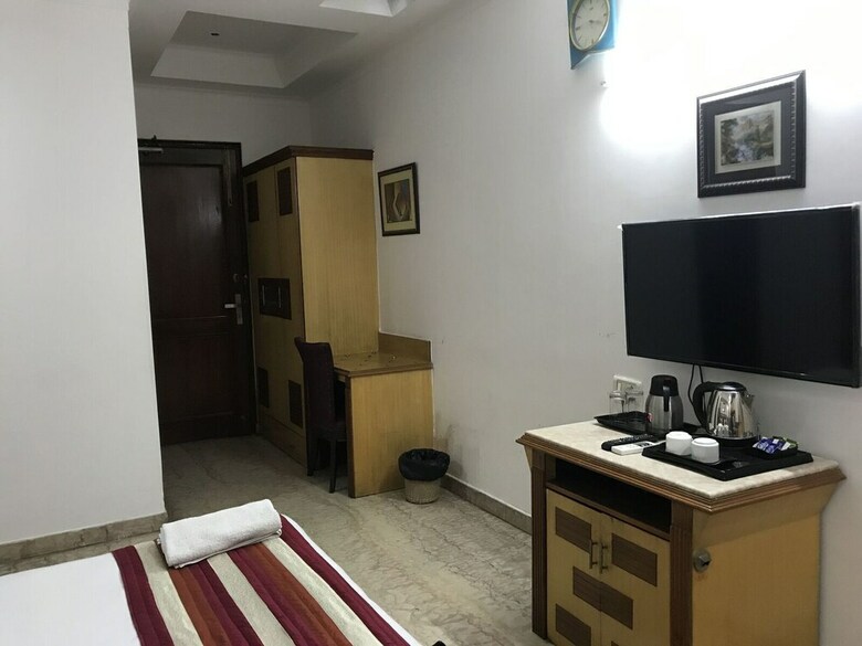 Hotel Tjs Royale