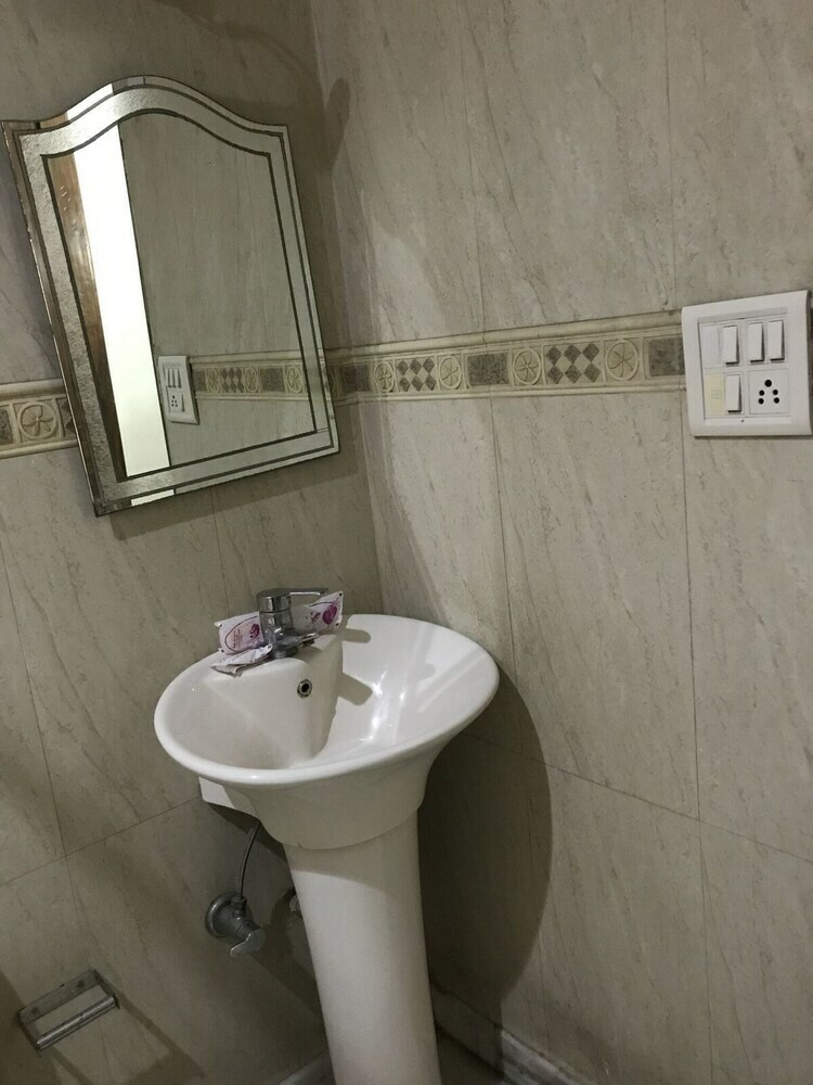 Hotel Tjs Royale