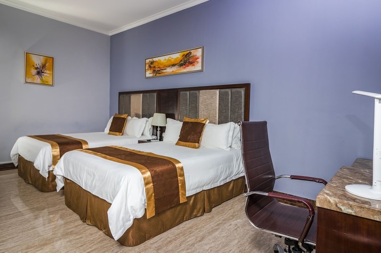 City Plaza Hotel & Suites