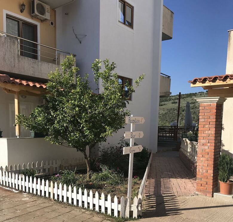 Priv� Hotel And Apartment