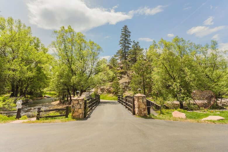 Bed & Breakfast Highland Haven Creekside Inn