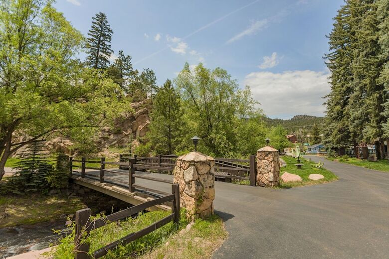 Bed & Breakfast Highland Haven Creekside Inn
