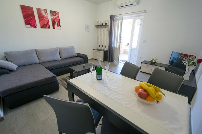 Apartments Mladenka