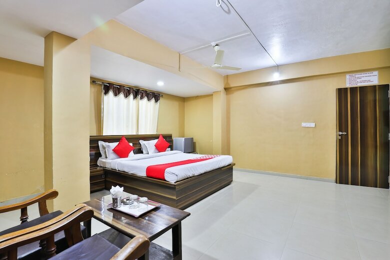 Oyo 24833 Hotel Silver