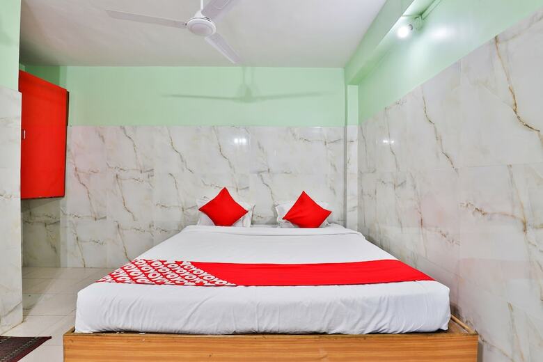 Oyo 24833 Hotel Silver