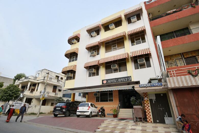 Oyo 3311 Hotel Apple 9