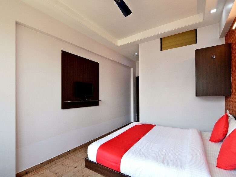 Oyo 22643 Hotel Majestic Deluxe Lodging