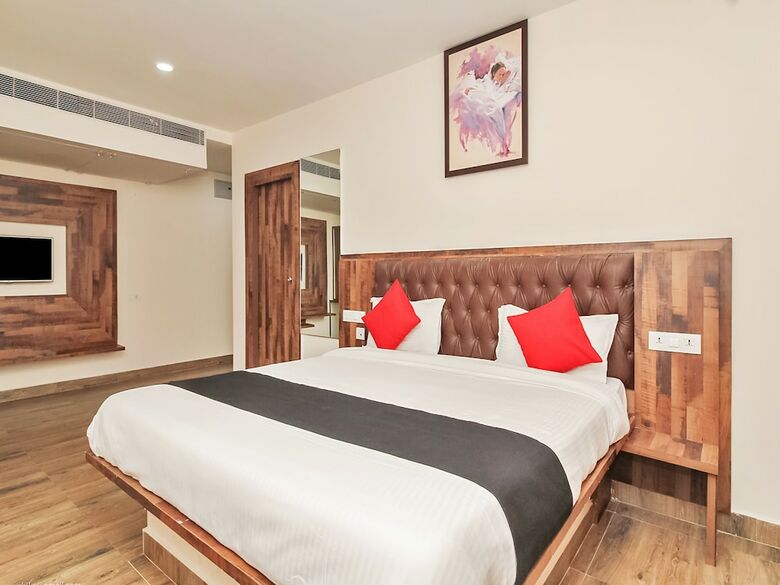 Capital O 24450 Hotel Surabhi