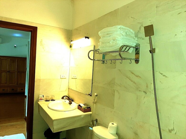 Venus Hotel - Massage & Sky Bar