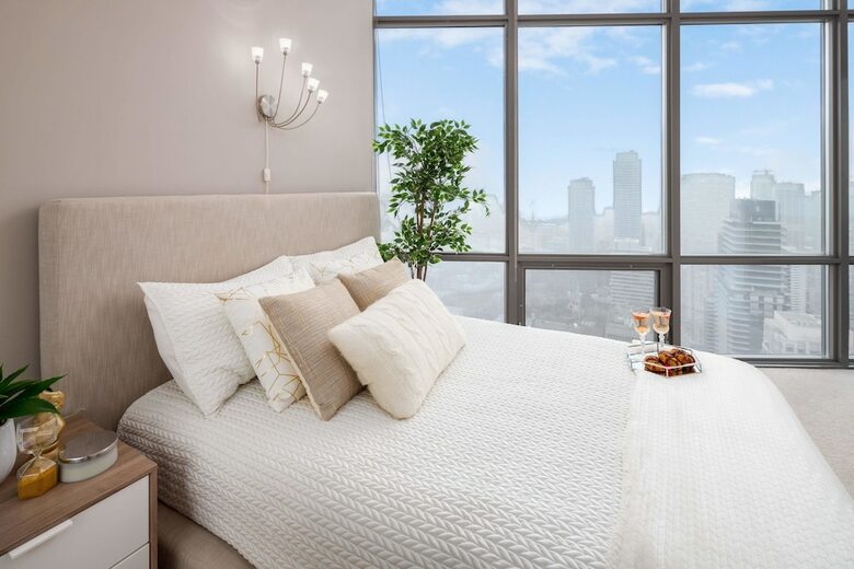 Quickstay - Eclectic Two-bedroom Condo (Sky High Views)