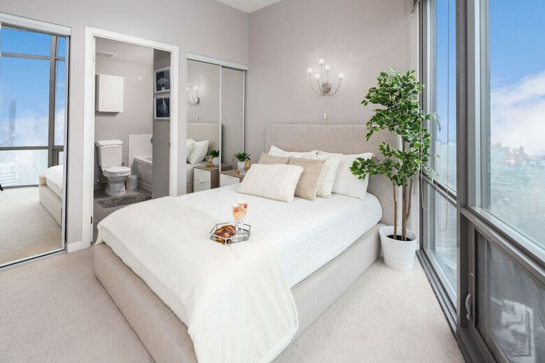 Quickstay - Eclectic Two-bedroom Condo (Sky High Views)
