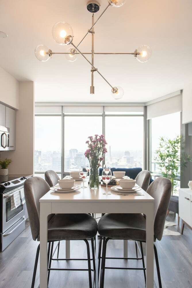Quickstay - Eclectic Two-bedroom Condo (Sky High Views)